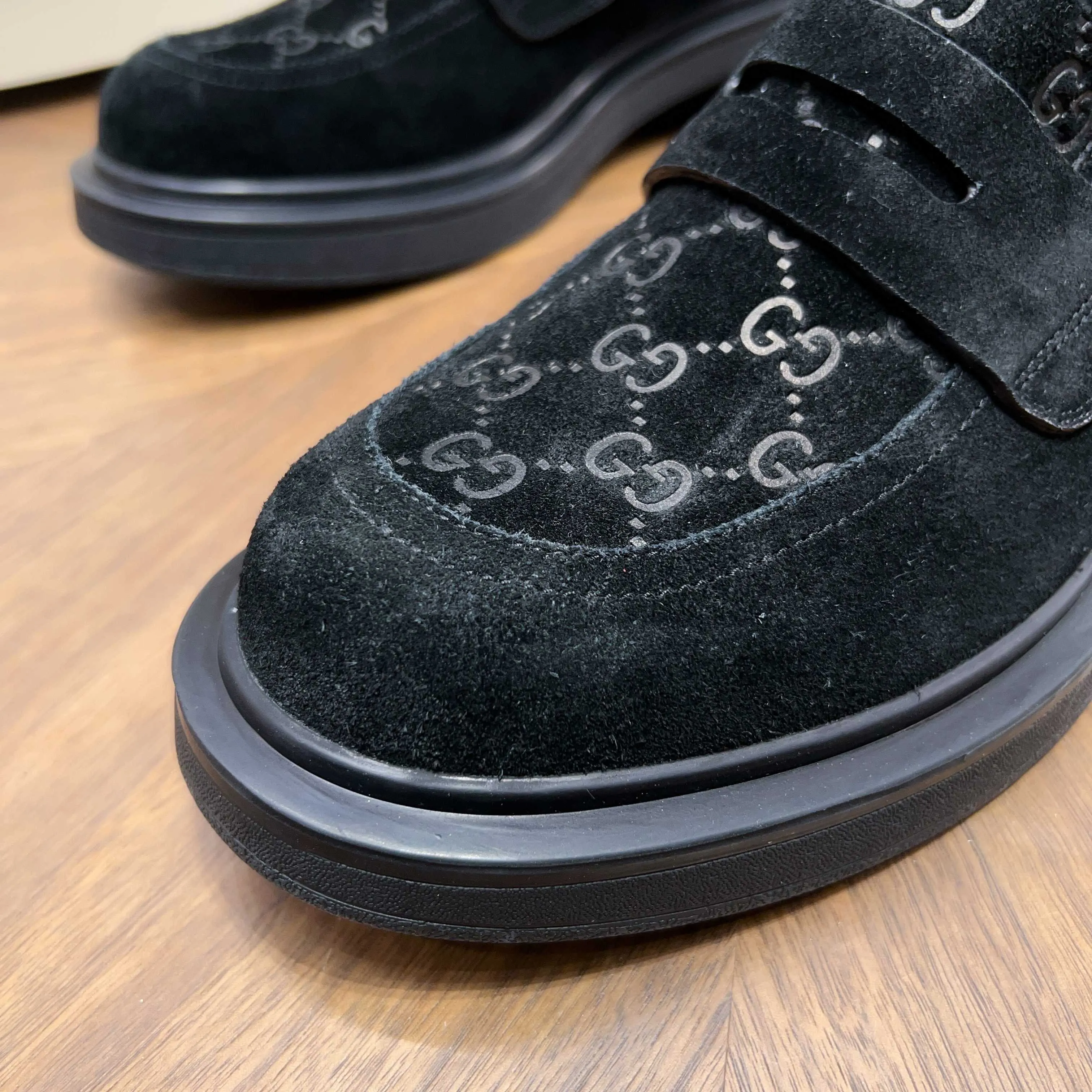 💰780 Gucci/Gucci new men’s lace-up shoes with GG details, matte cow leather derby shoes! The design of this men's lace-up shoe is rooted in the brand's heritage. Crafted from premium waxed cow leather, it is embellished with GG printed embossed suede leather details, a nod to Gucci's iconic monogram. The rubber sole decorated with GG pattern adds a touch of modern fashion to this design. Typical three-joint style design. European and American classic version, full calfskin lining. The overall upper texture is soft and the lining is comfortable and breathable. 2CM thickened soft rubber sole, easy to control. Versatile and stylish upper foot, multiple colors available to meet different matching needs, complete package! Size: 39-40-41-42-43-44 leather shoe size (38.45.46 can be customized)